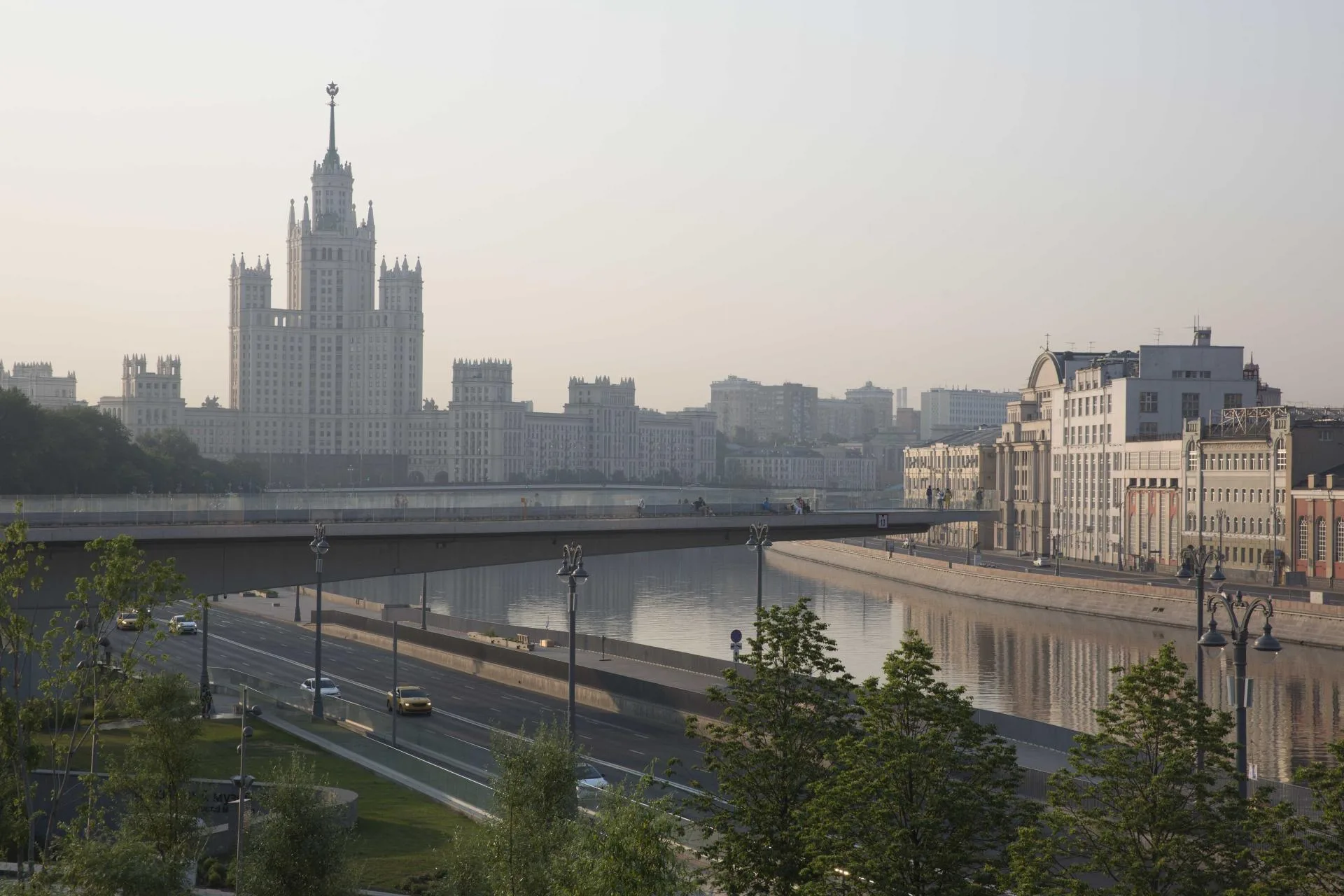 Высотка на Котельнической набережной и Москва-река, вид из Зарядья, фото застройщика